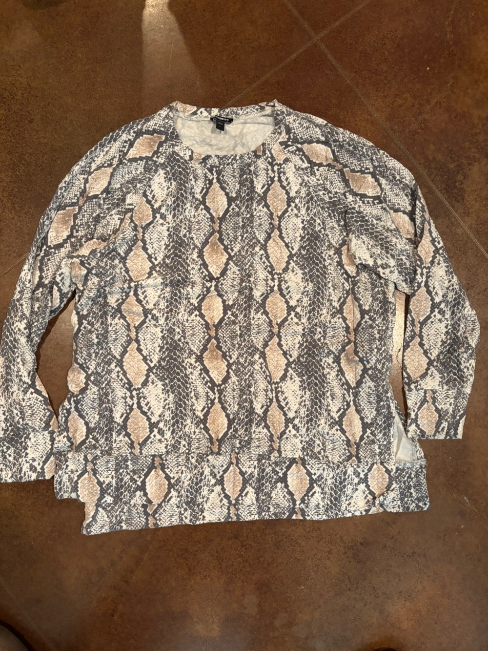 Women’s L Express Snake-Print Pullover in Beige and Gray